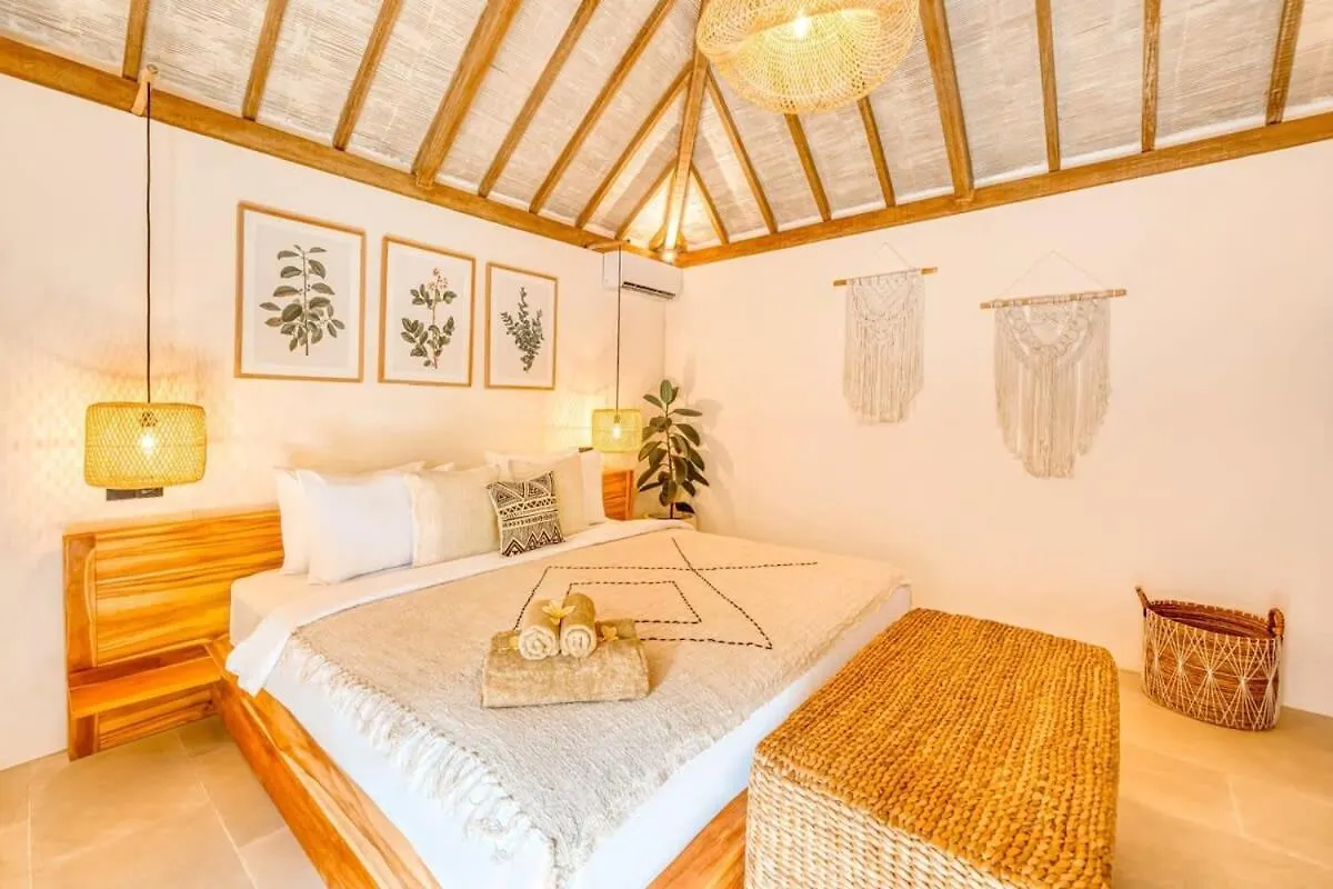 Villa Venice - 2000M2 Garden Right Behind Beach 塞米亚克 印尼